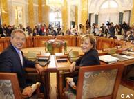 Merkel (dir.) e Blair no encontro de cúpula da UE em São Petersburgo