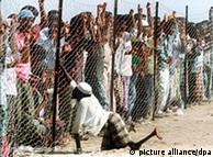 Somalische Flüchtlinge an einem Zaun in einem Lager im Jemen (Foto: dpa)